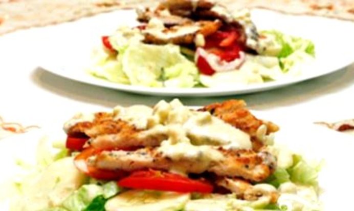 Куриный салат с сырным соусом