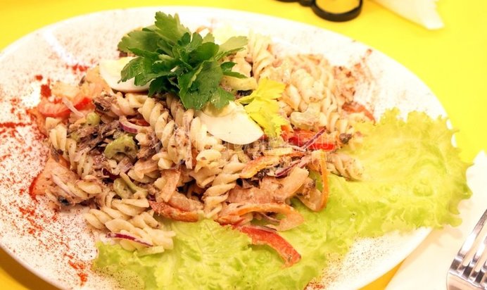 Салат с пастой и копченым лососем