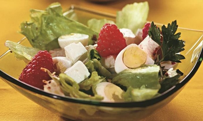 Салат с перепелиным яйцом и малиной