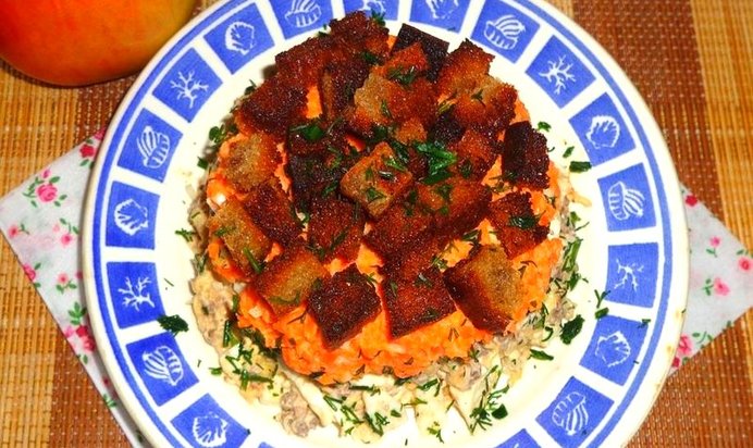 Салат с гусиной печенью и сухариками