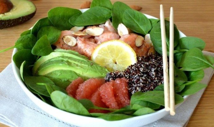 Салат с киноа и лососем