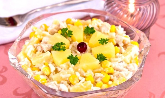 Салат с куриным филе, рисом и ананасами