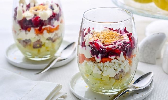 Селедка под шубой в стаканчиках