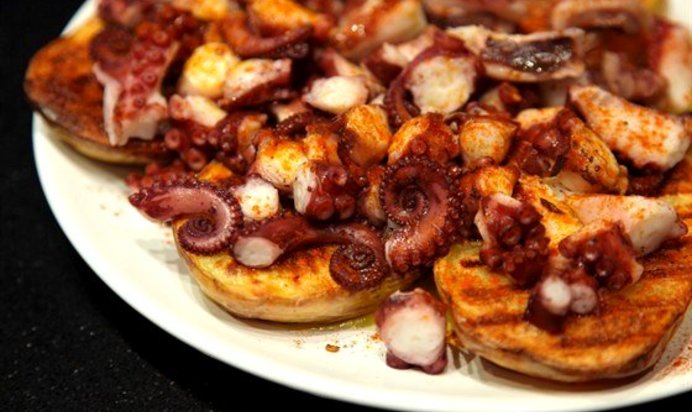 Осьминог по‑галисийски с печеным картофелем