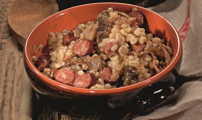 Перловка с копчеными колбасками и грибами