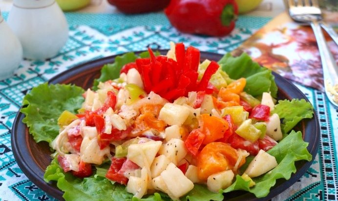 Салат с яблоками, сладким перцем и помидорами