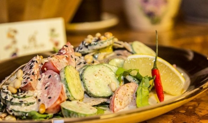 Салат с языком и ореховым соусом