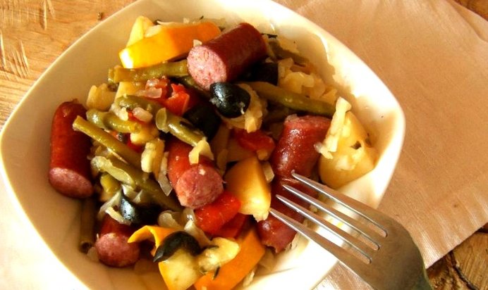 Овощное рагу с охотничьими колбасками