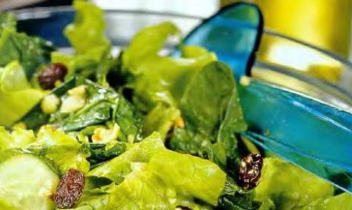 Зелёный салат с орехами и изюмом
