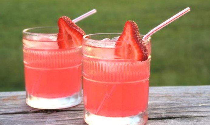 Клубничный лимонад с красным чаем