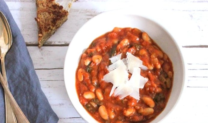 Салат из фасоли в томате