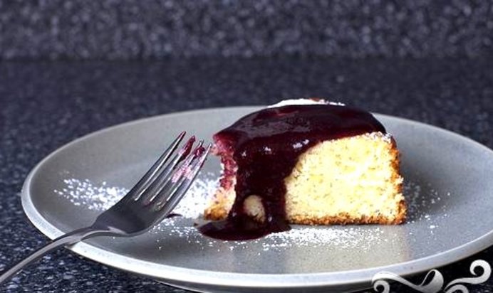 Лаймовый пирог с ежевичным соусом