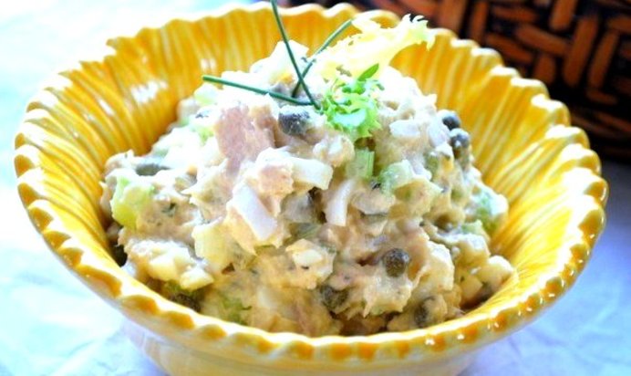 Протеиновый салат с тунцом и крабовыми палочками