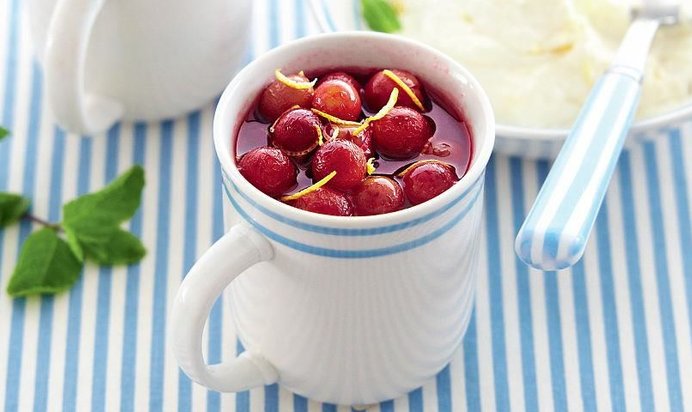 Припущенный в вине виноград с маскарпоне