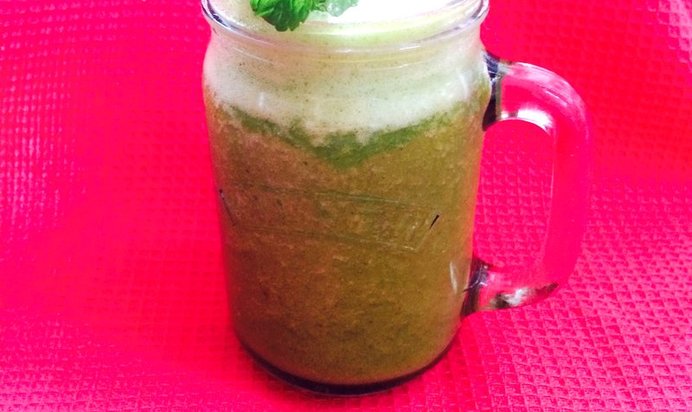 Смузи с дыней, манго, щавелем и базиликом