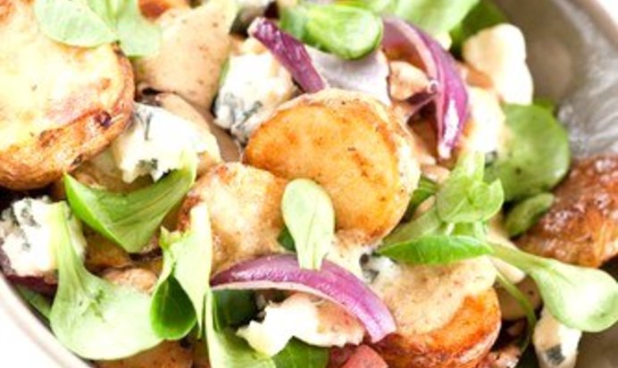 Теплый картофельный салат с маслинами, фетой и мятой