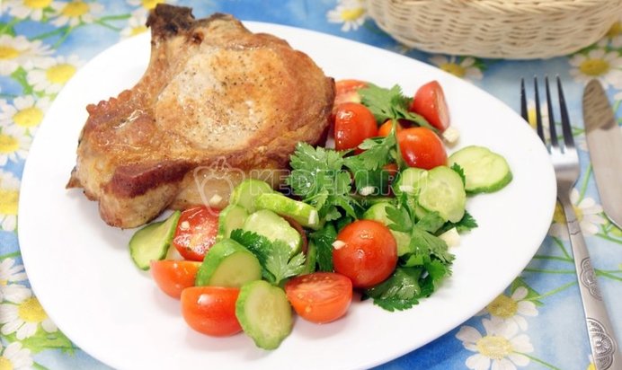 Мясо на косточке с салатом