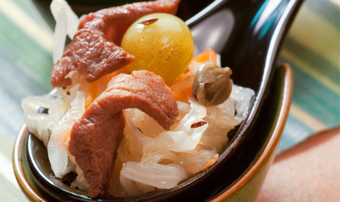 Салат из квашеной капусты с мясом