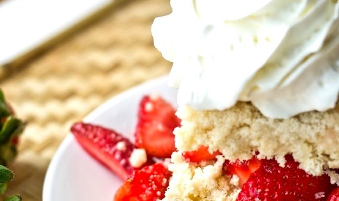 Шорткейк амишей со свежей клубникой и сливками