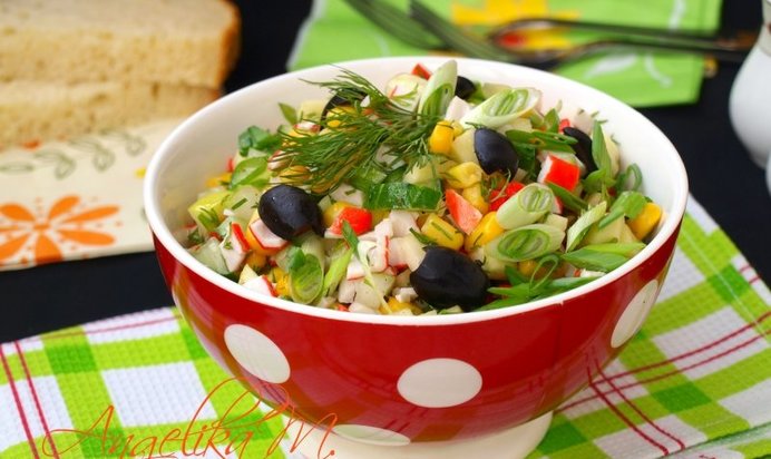 Салат с яблоком, огурцом, кукурузой и крабовыми палочками