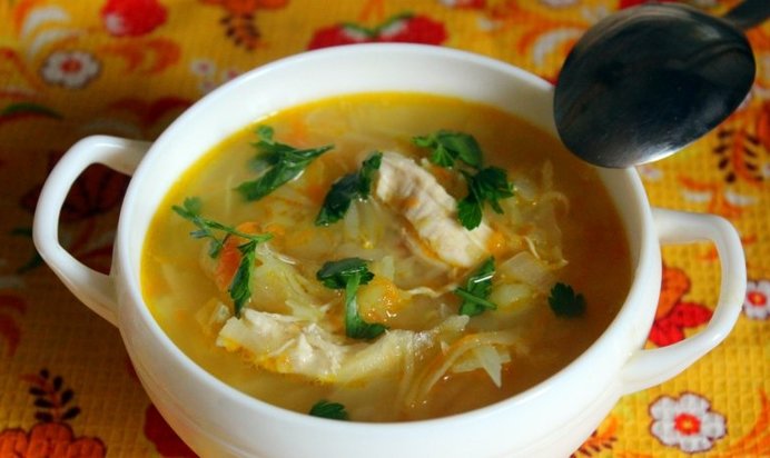 Щи из свежей и квашеной капусты на курином бульоне