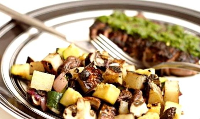 Салат из жареных овощей с грибами