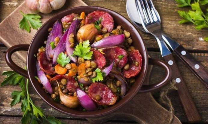 Салат с зеленой чечевицей и красным луком