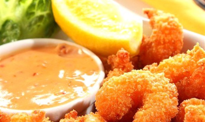 Жареные креветки в кляре из эля с соусом тартар