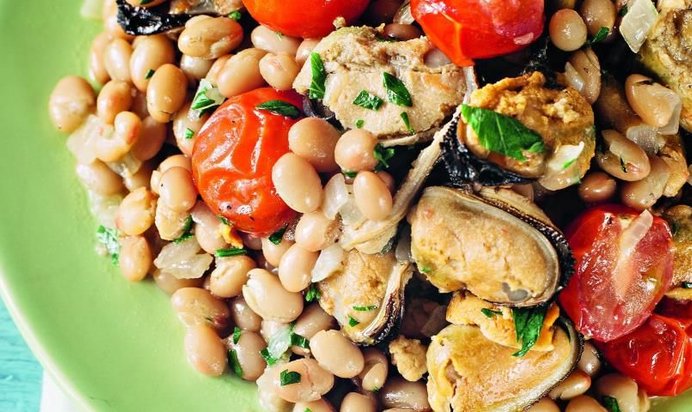 Теплый салат из мидий с фасолью