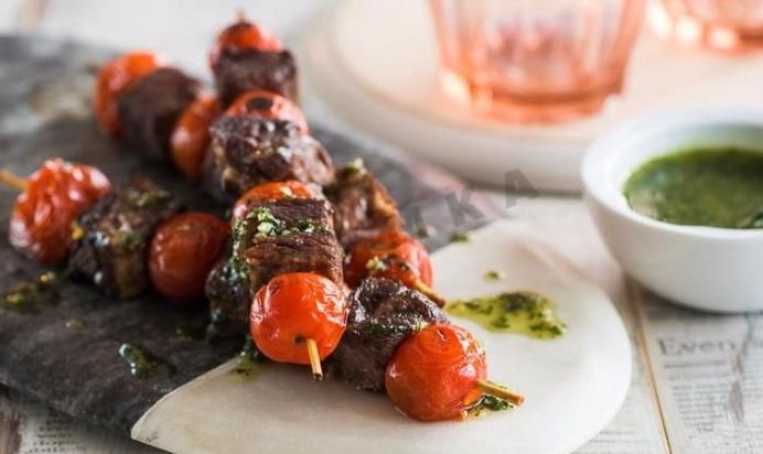 Закуска из ростбифа с помидорами черри и песто