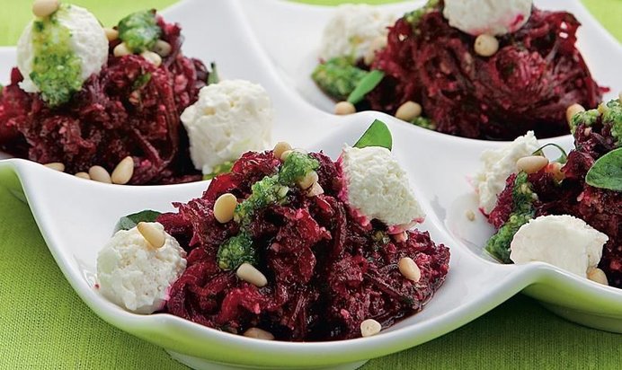 Свекла с козьим сыром и песто из базилика