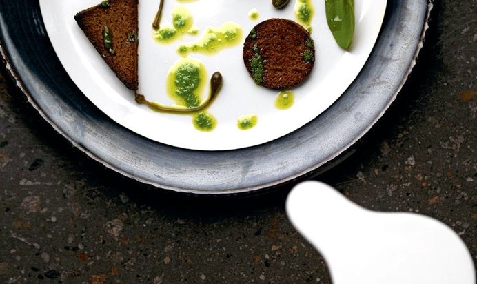 Тартар из страуса со сливочным хреном, щавелем, каперсами и ржаными сухарями