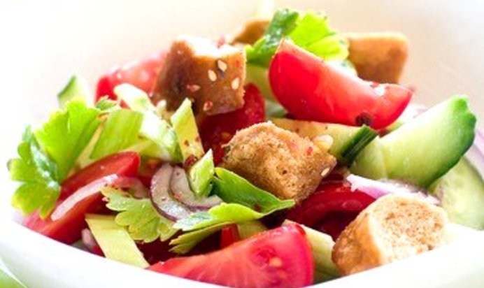 Томатный салат с сухариками на гриле и базиликом