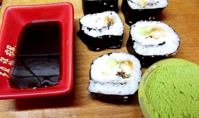 Классические роллы с лососем