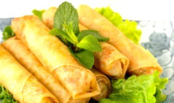 Спринг-роллы с крабами по‑вьетнамски с листьями мяты и сладким соусом чили