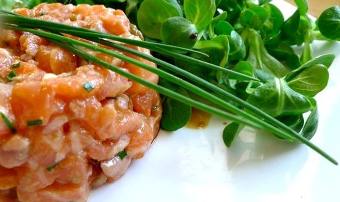 Тартар из лосося с каперсами