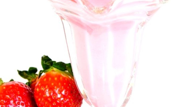 Клубничный молочный коктейль с йогуртом