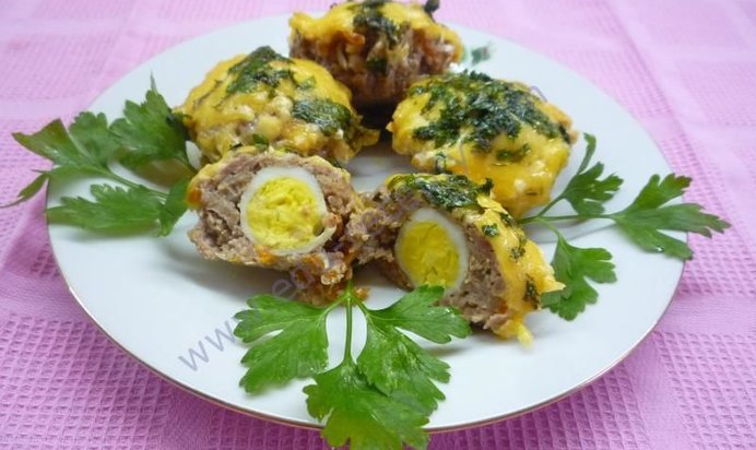 Мясные кексы с перепелиными яйцами