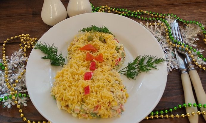 Кальмаровый салат с крабовыми палочками