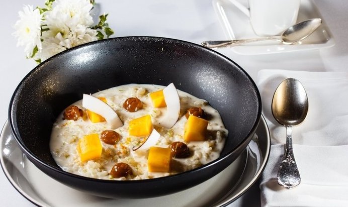 Слоеный салат с ветчиной и ананасами