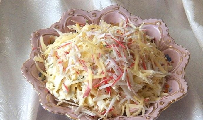 Салат с капустой и крабовыми палочками