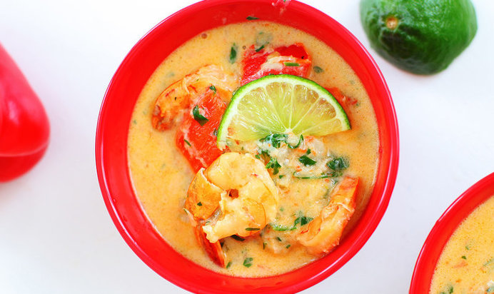 Гуляш из креветок и трески с запеченным перцем