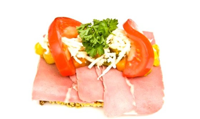 Бутерброд с сыром и колбасой