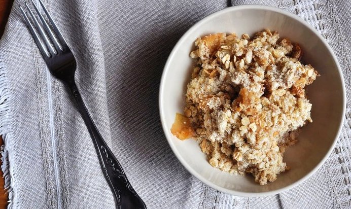 Яблочный крамбл с овсянкой