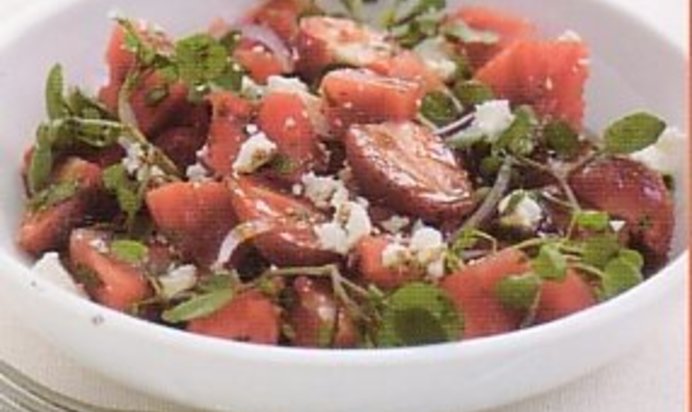 Салат из арбуза с фетой и клубникой