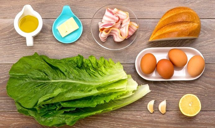 Теплый салат с яйцом и беконом