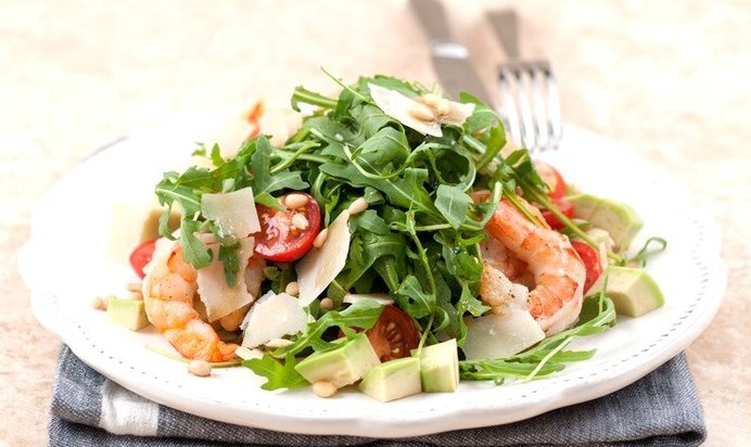 Руккола с тигровыми креветками и авокадо