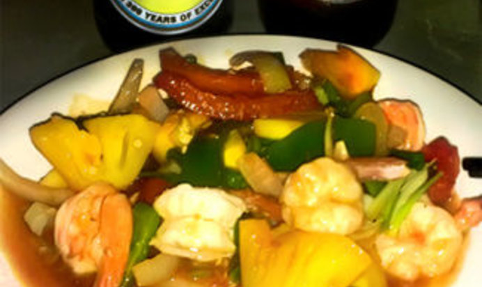 Креветки с ананасом и овощами гриль, приправленные подливкой в стиле гаспачо