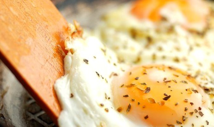 Яичница со сметаной