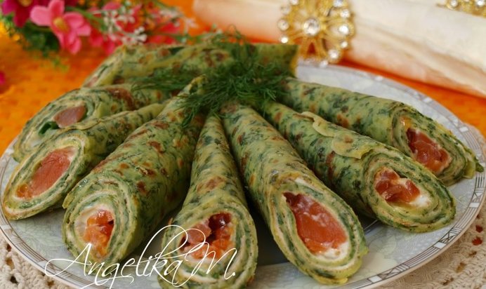 Шпинатные блинчики с красной рыбой и икрой